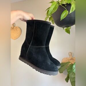 New UGG Femme Wedge Boot- 8